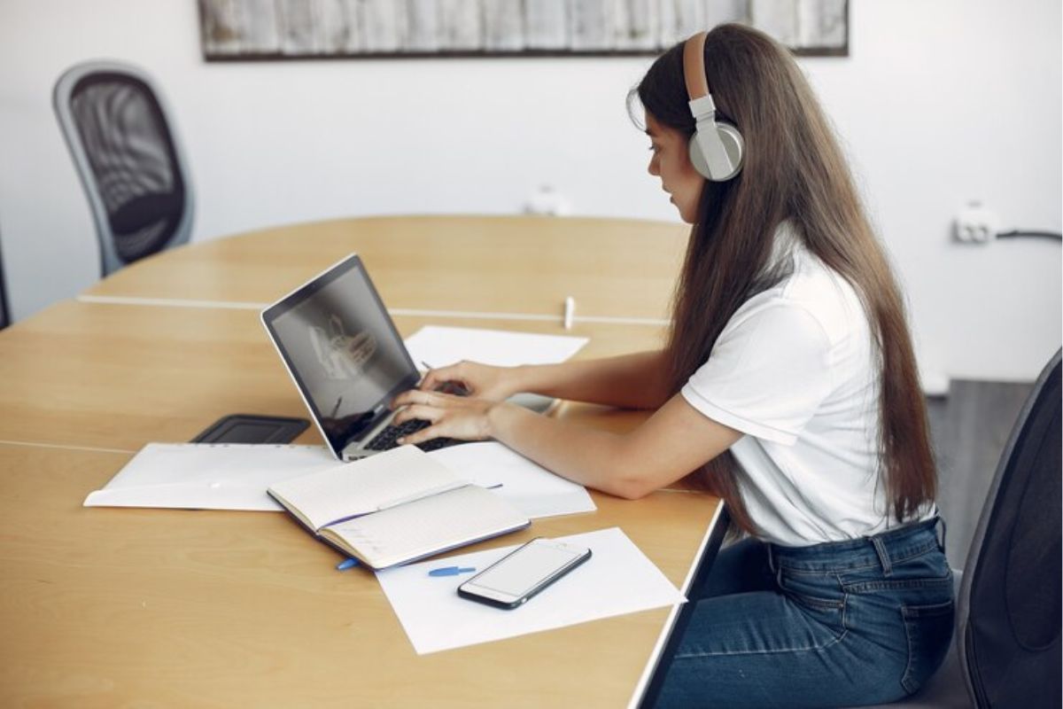 Uma estudante na sala de aula usando o notebook para se inscrever no Vestibular Santa Casa 2025