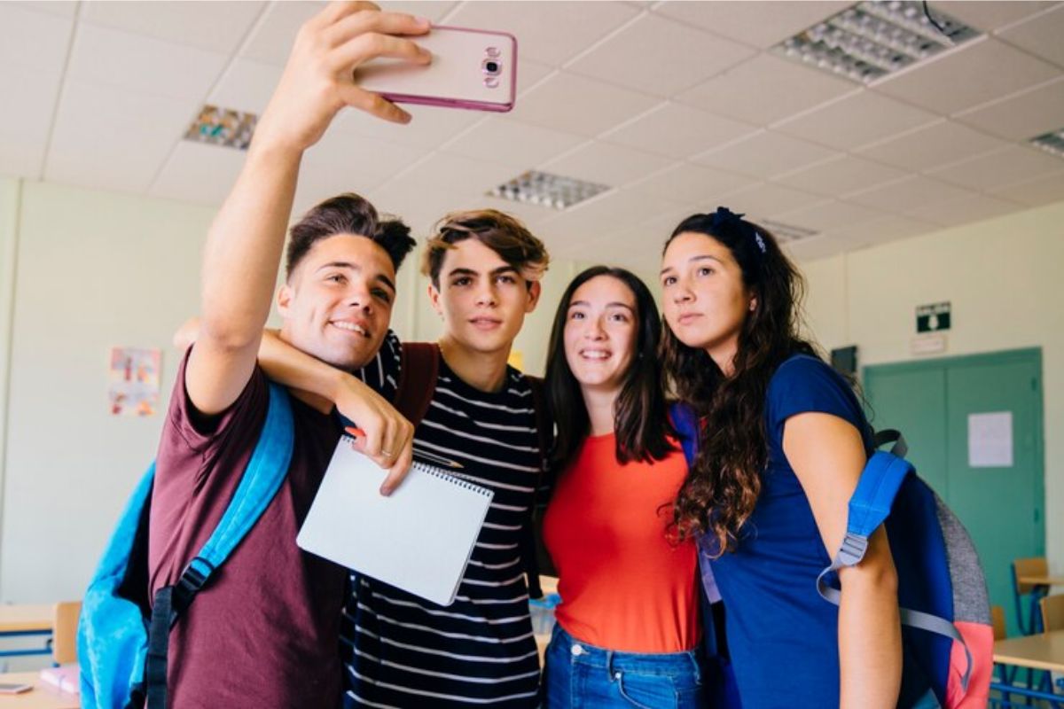 Um grupo de estudantes tirando foto dentro da sala de aula