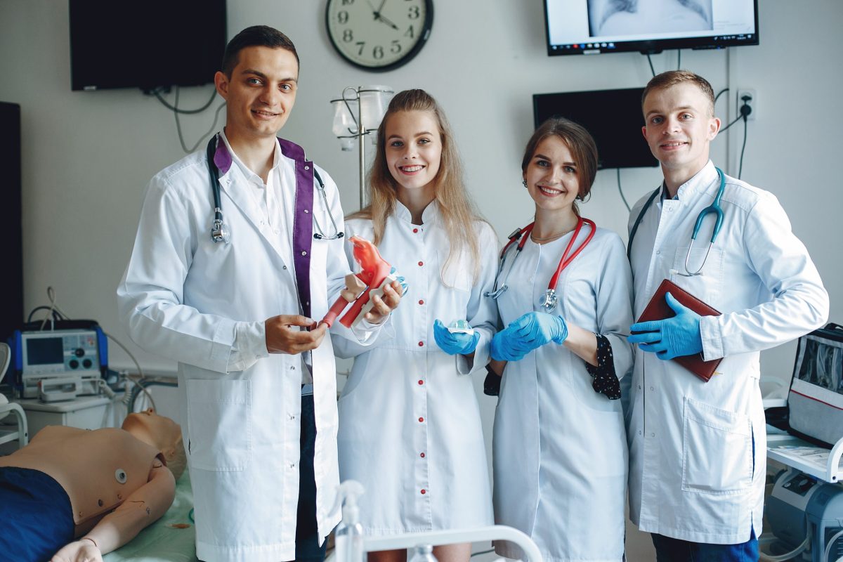 Estudantes de Medicina posam na sala de aula prática 