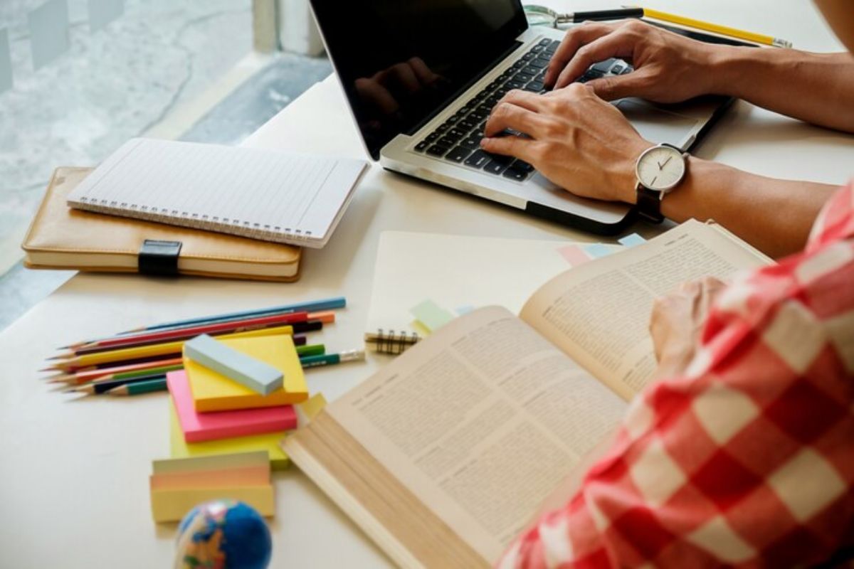 Dois estudantes procurando no notebook métodos de preparação para o Enem 2025