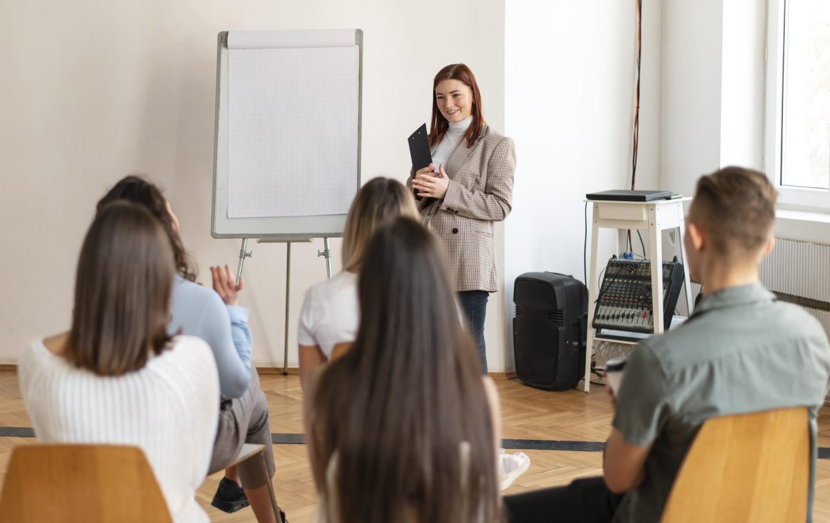 Professora ministra aula para turma de universitários 