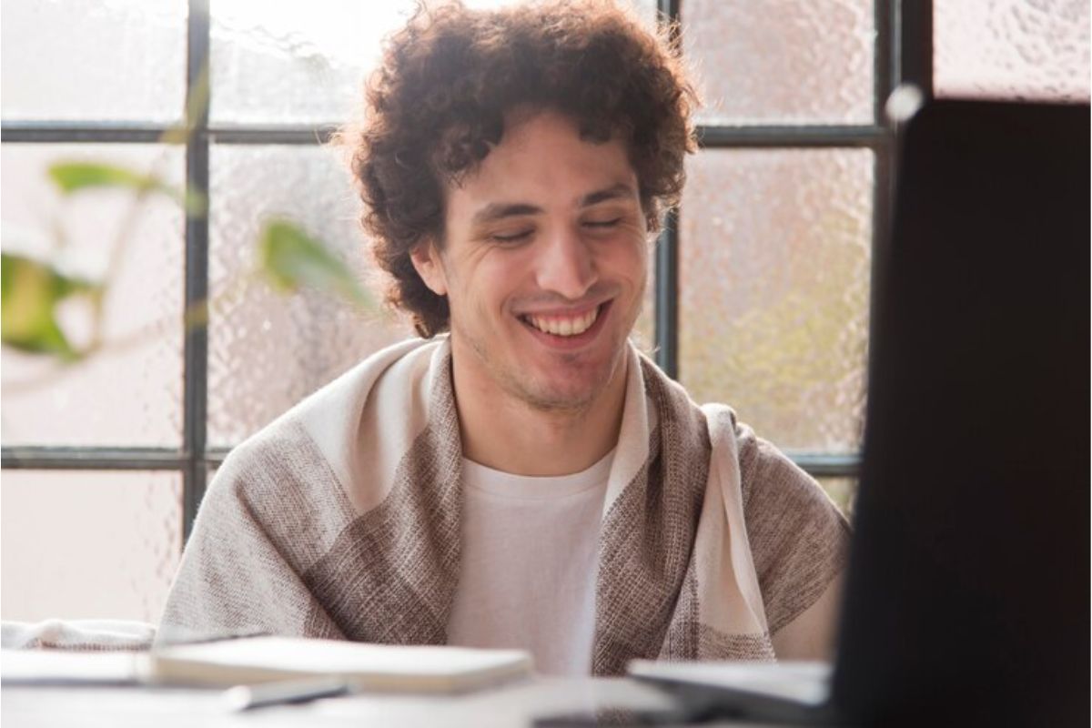 Um estudante em frente ao notebook na sua casa procura pelos melhores pré-vestibulares online 2025