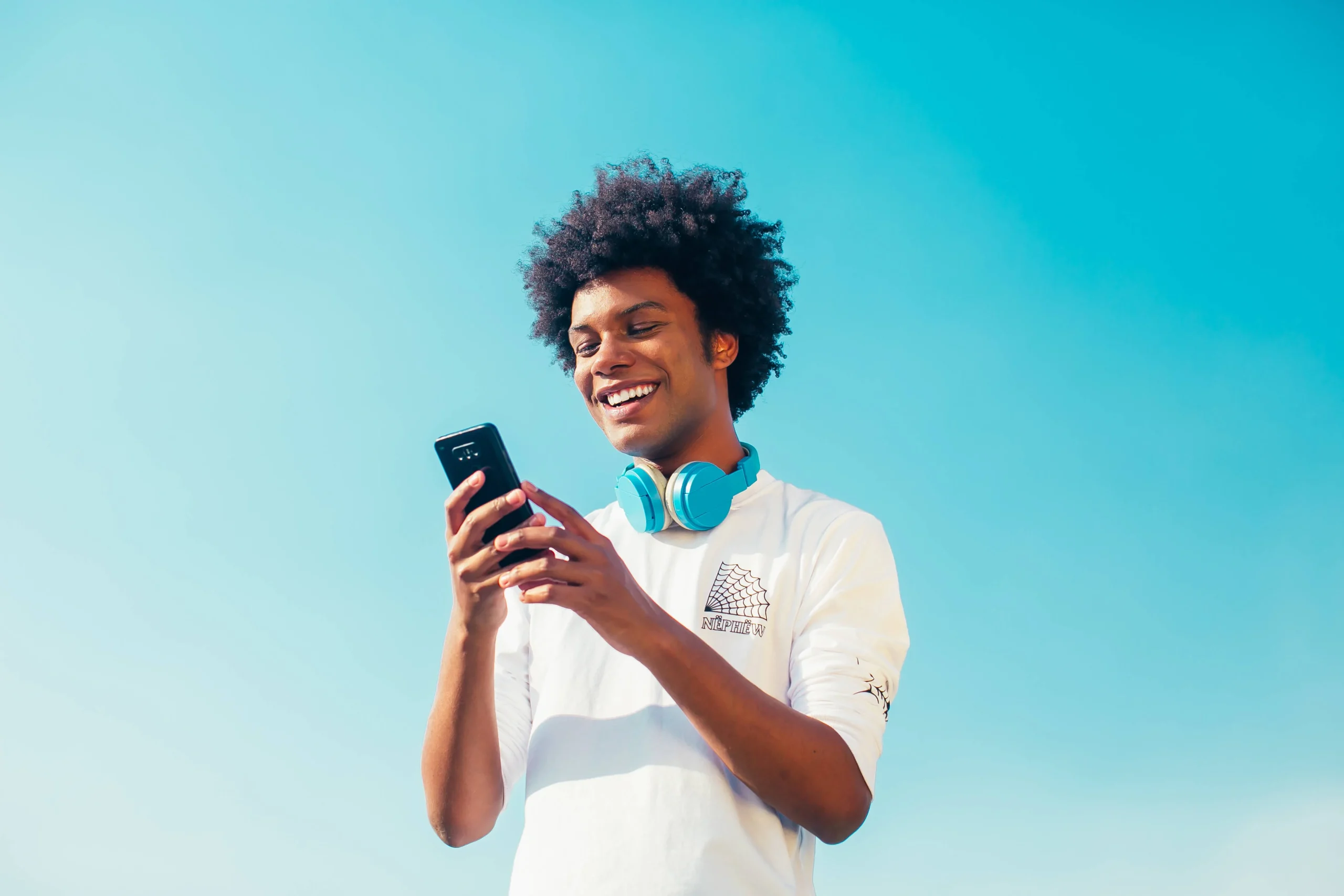 Aluno jovem mexendo no celular