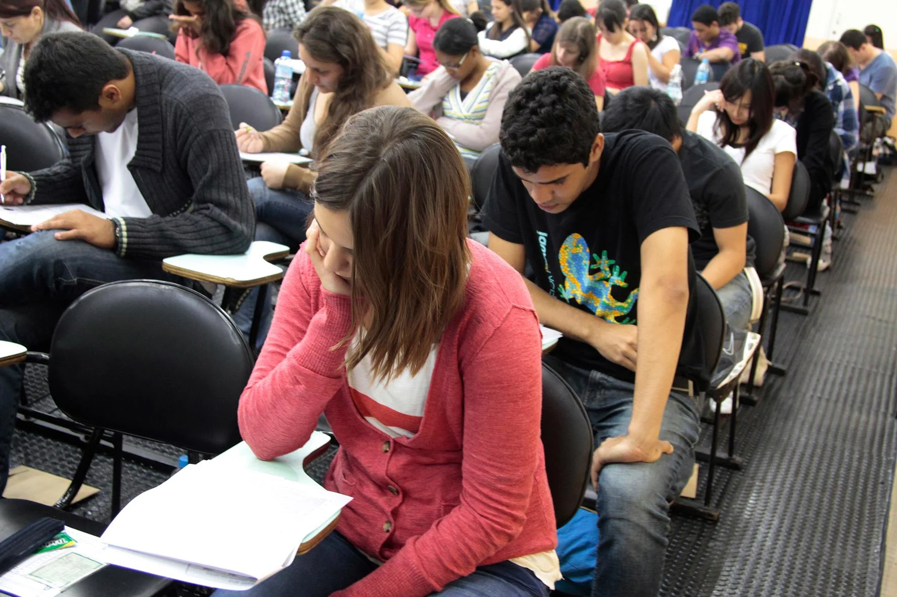 alunos fazendo o vestibular da UniBH