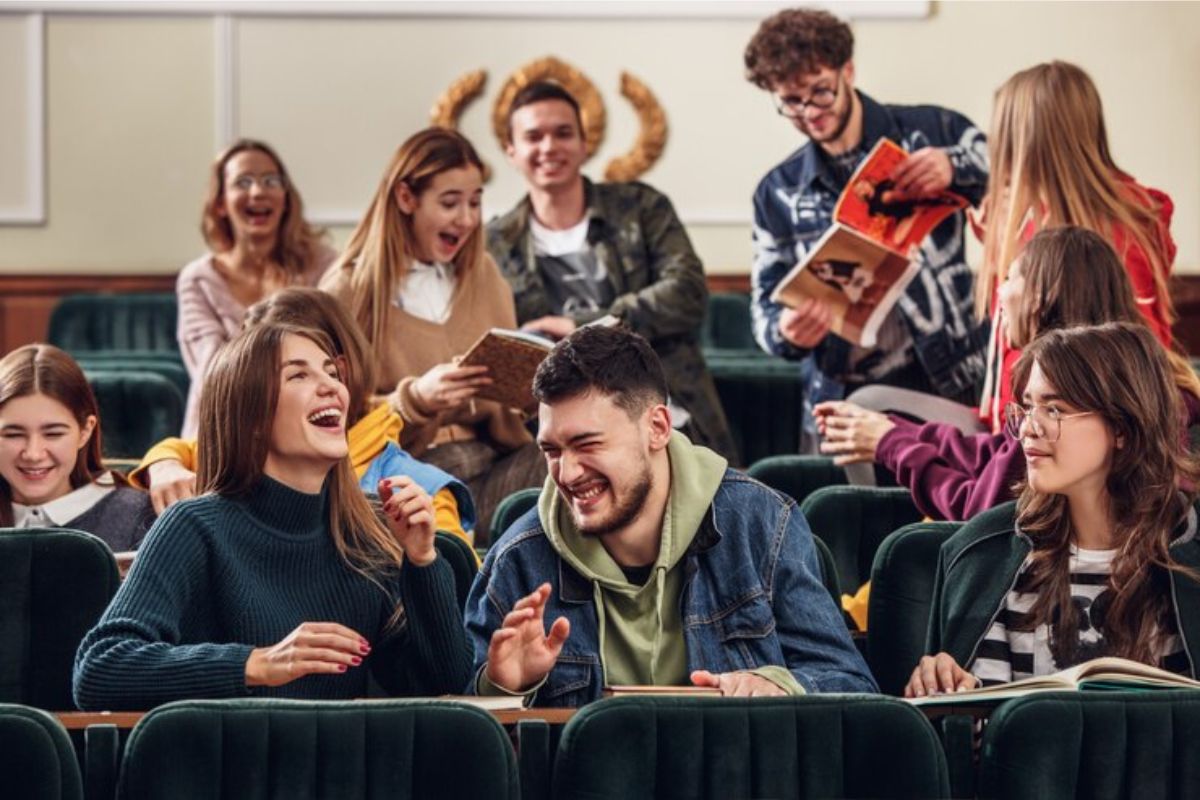 Um grupo de estudantes dentro da sala de aula