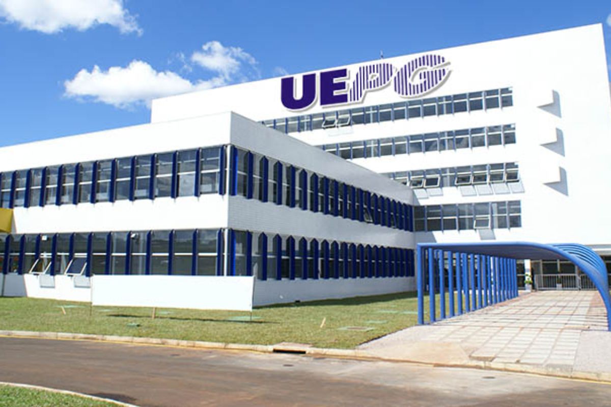 Prédio branco da UEPG