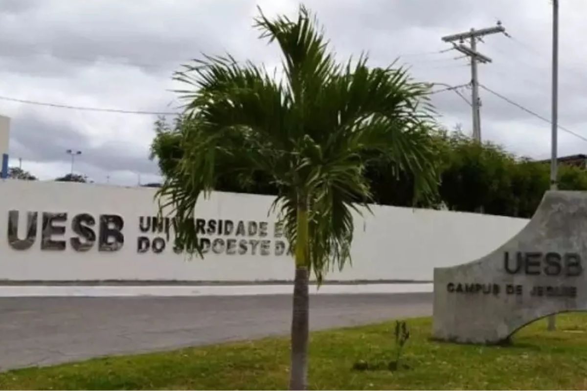 Parte da frente do muro da UESB com o nome da universidade 