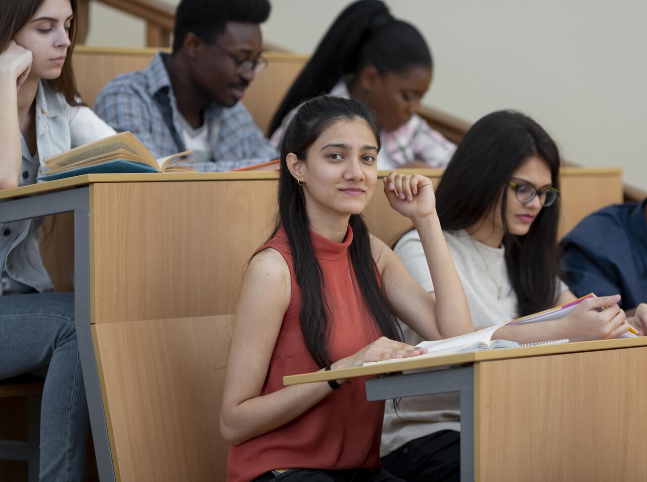 Jovens universitários em aula