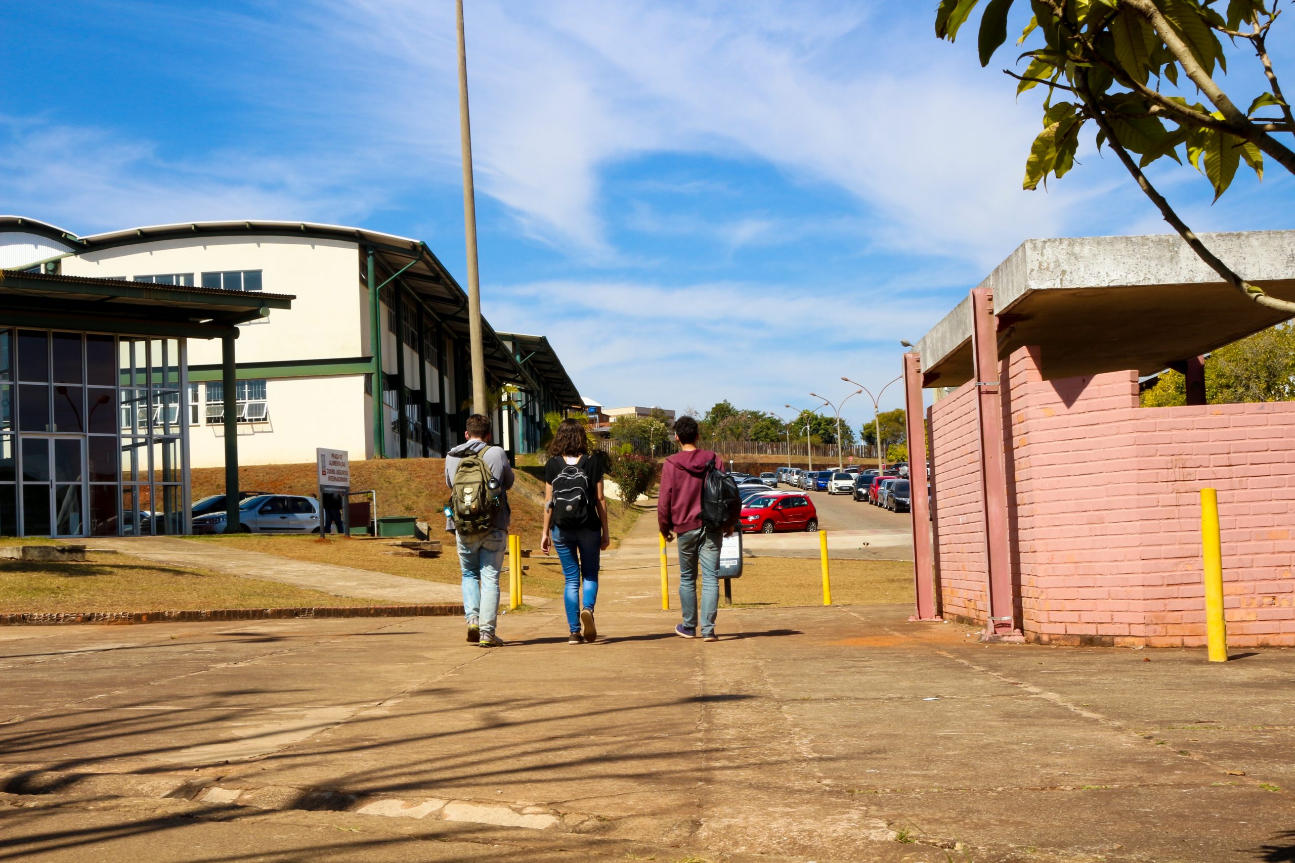 alunos entrando na UFOP