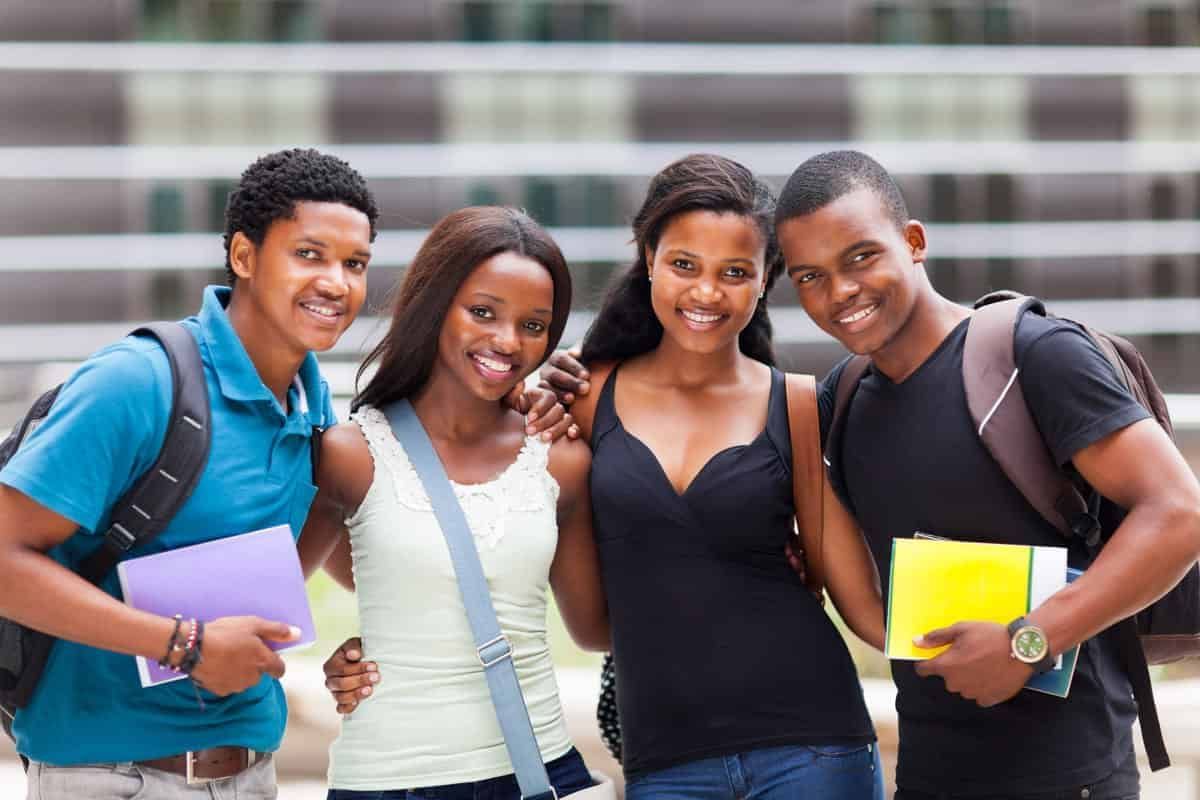 alunos posando em frente a faculdade