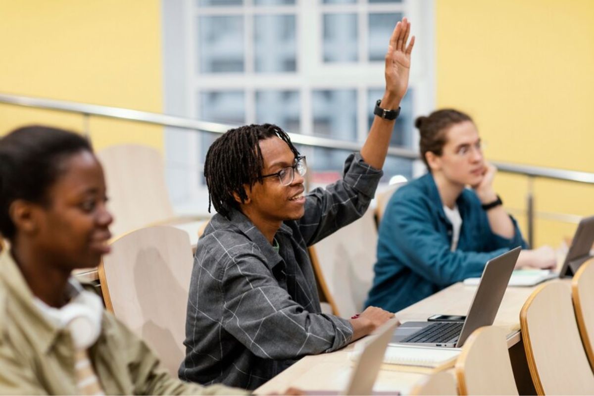 Estudantes em aula 