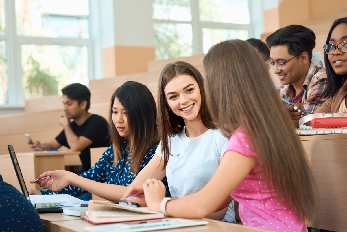 Jovens universitários em aula 