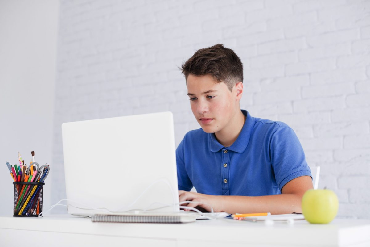 Jovem estuda em seu notebook 