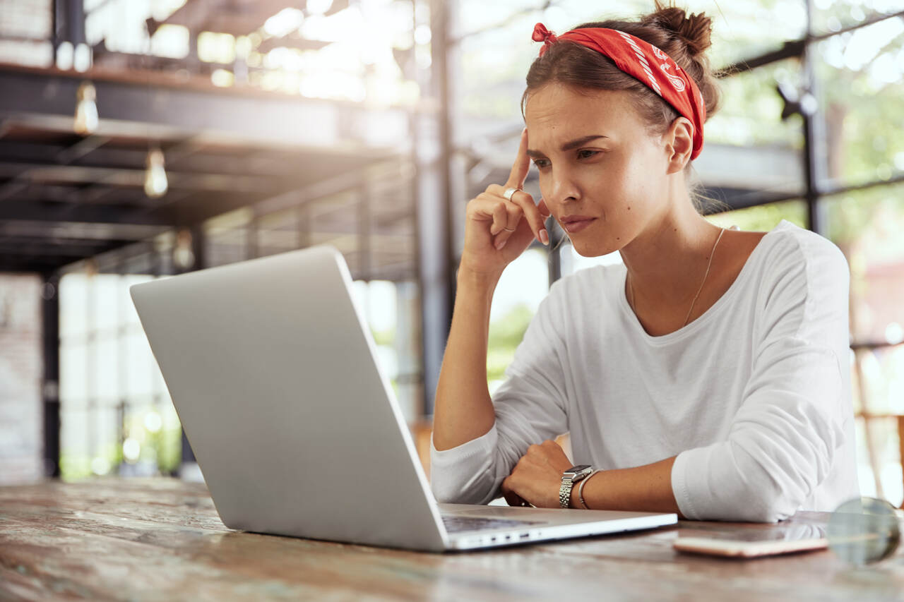 Jovem estuda em seu notebook 