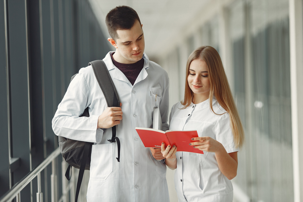 Estudantes de Medicina repassam conteúdo nos corredor da universidade 