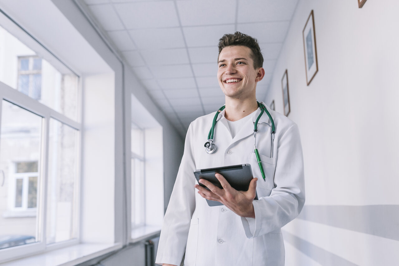 Jovem estudante de Medicina nos corredores da universidade