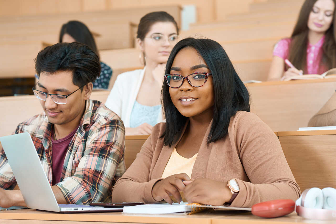 Universitários assistem aula 